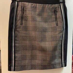 Jupe sport-chic en tricot extensible motif à carreaux sur fond noir